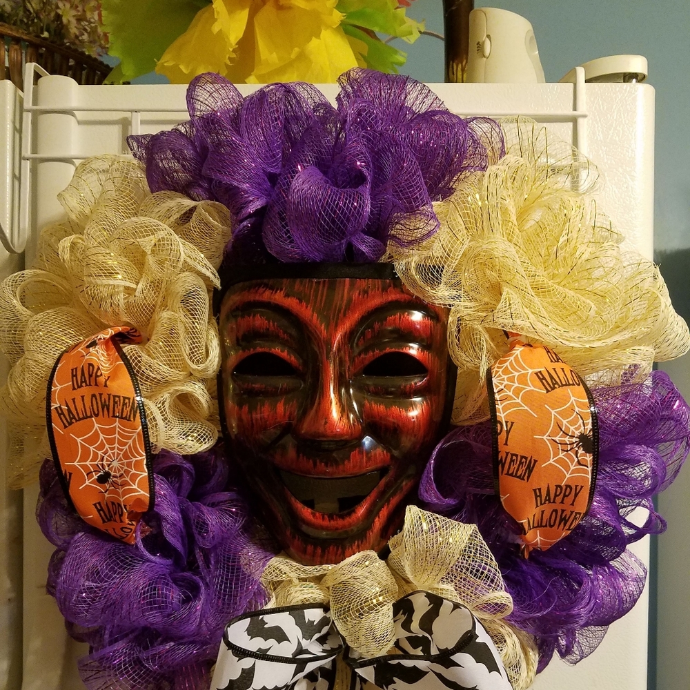 Handmade rustic finish scull mask wreath - Picture 2 of 9